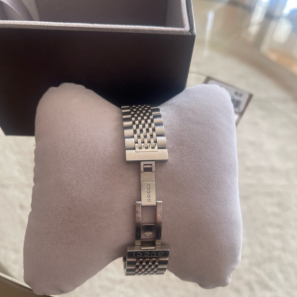 GUCCI YA126401 Date G Timeless Silver Tone Stainless Steel Bracelet Men's Watch - Picture 6 of 9